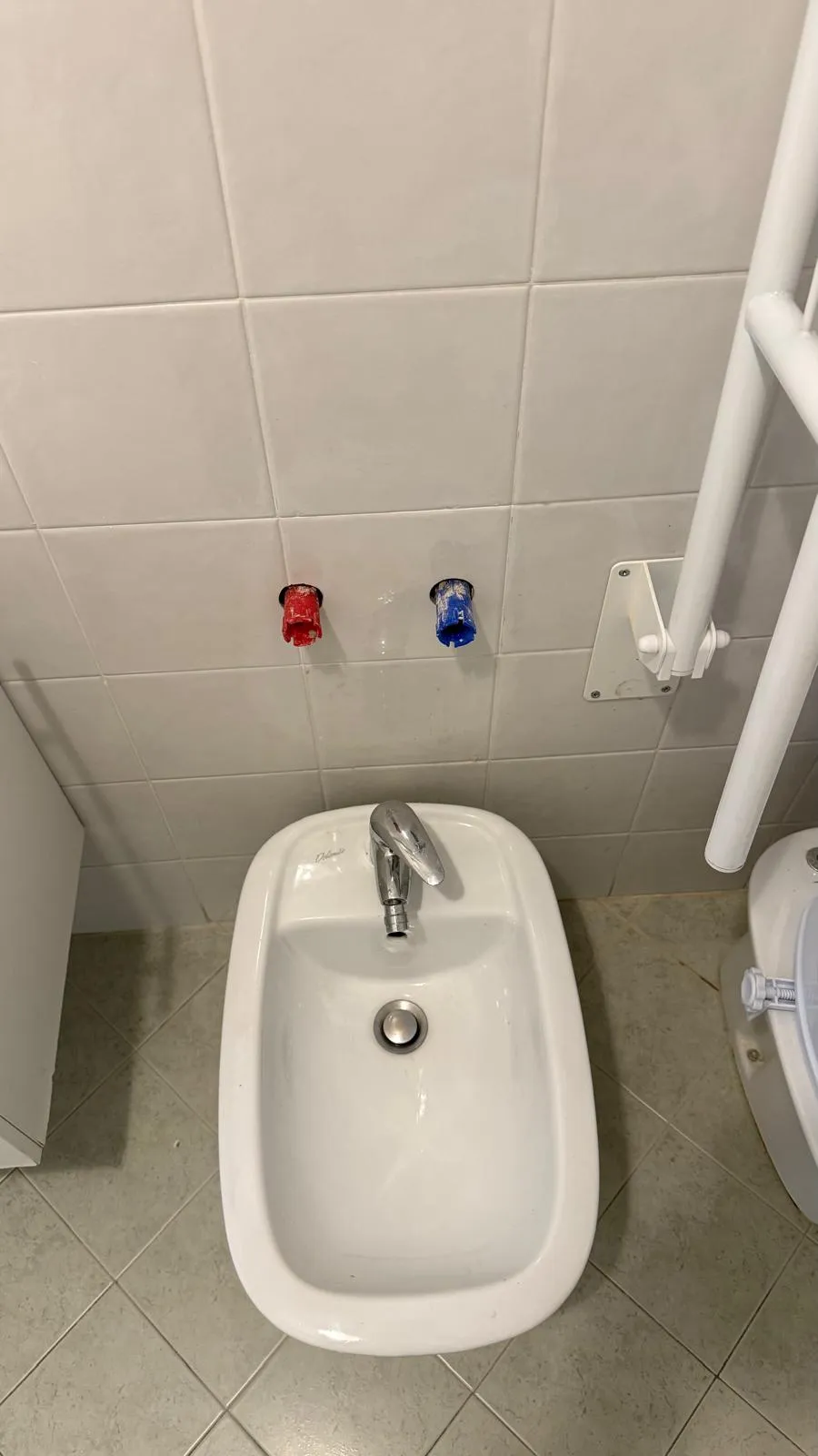Adeguamento dell’impianto idrosanitario esistente, con derivazione dalle tubazioni del bidet per l’aggiunta di un miscelatore con doccetta igienica a servizio del WC, mantenendo il bidet originale.