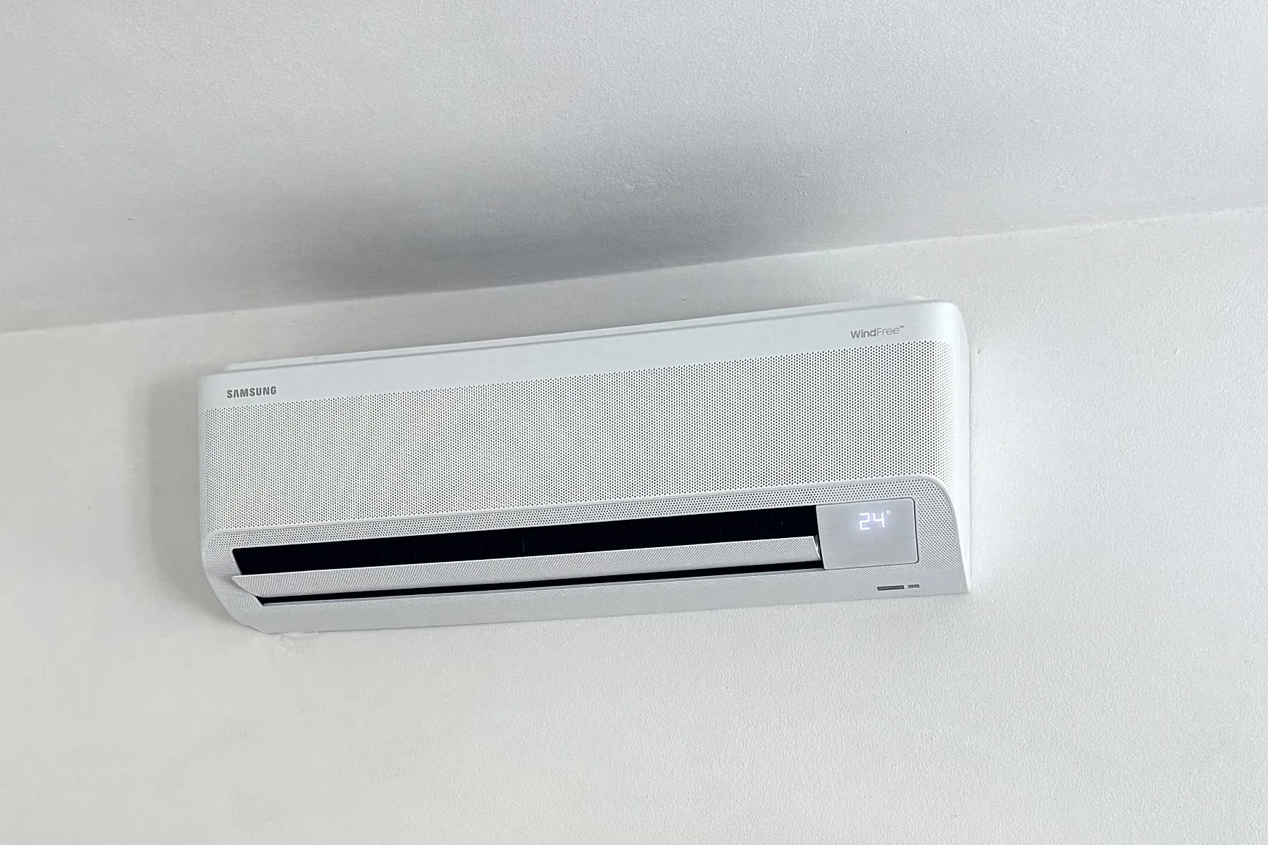 Climatizzatore a parete Samsung WindFree appena installato, sotto il soffitto di una stanza bianca