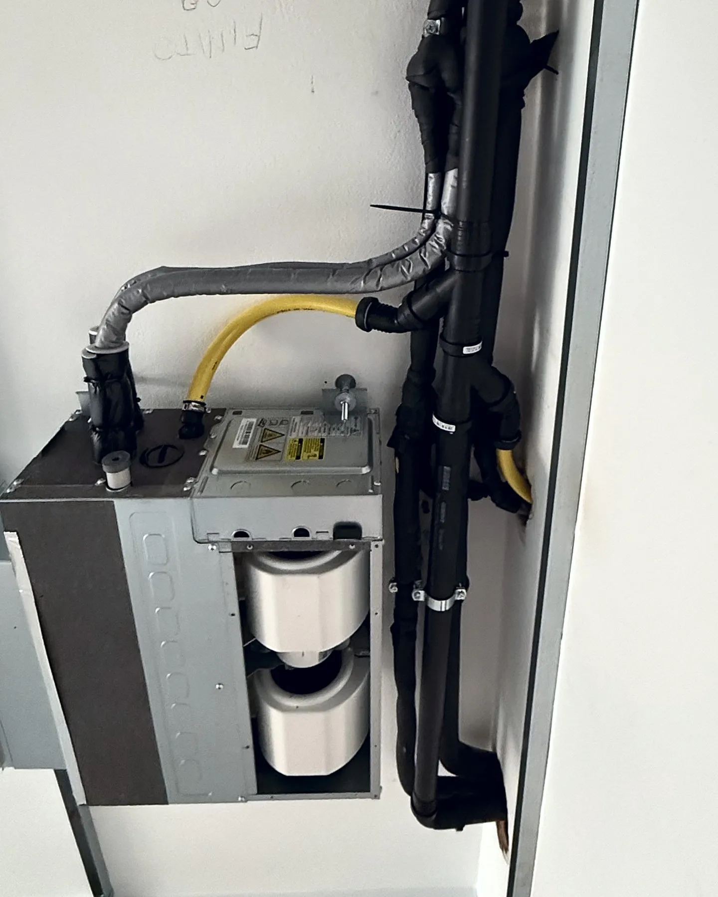 Dettaglio dell’unità interna canalizzata del sistema VRF Clivet, con staffaggio a soffitto e collegamenti frigoriferi accuratamente coibentati, per un impianto efficiente e realizzato a regola d’arte.