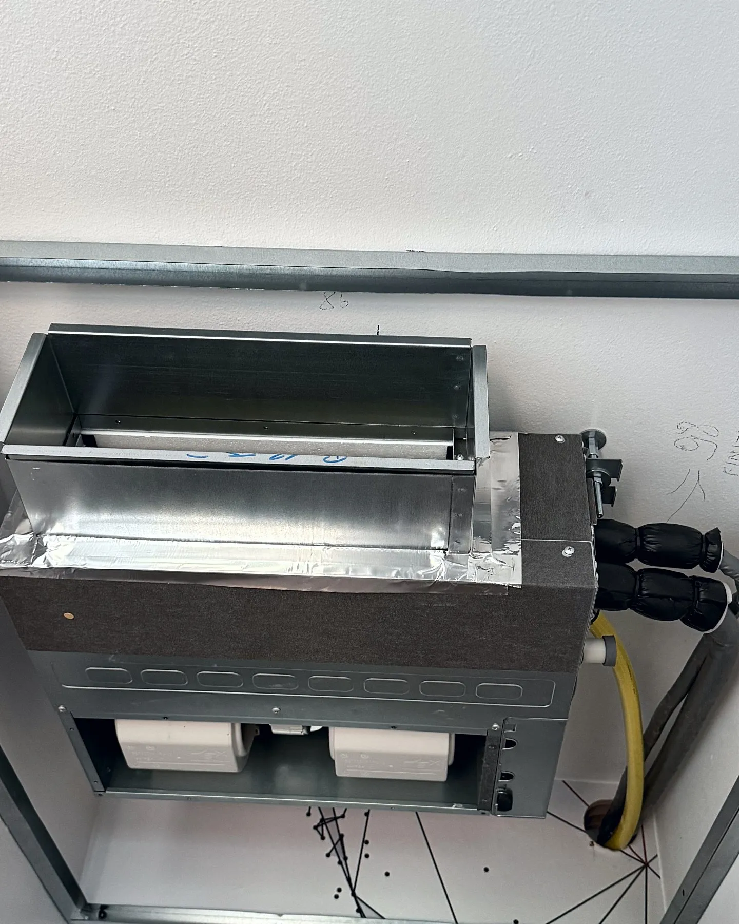 Unità interna canalizzata del sistema VRF Clivet integrata nel controsoffitto, con plenum di distribuzione dell’aria progettato per garantire comfort e diffusione omogenea negli ambienti.