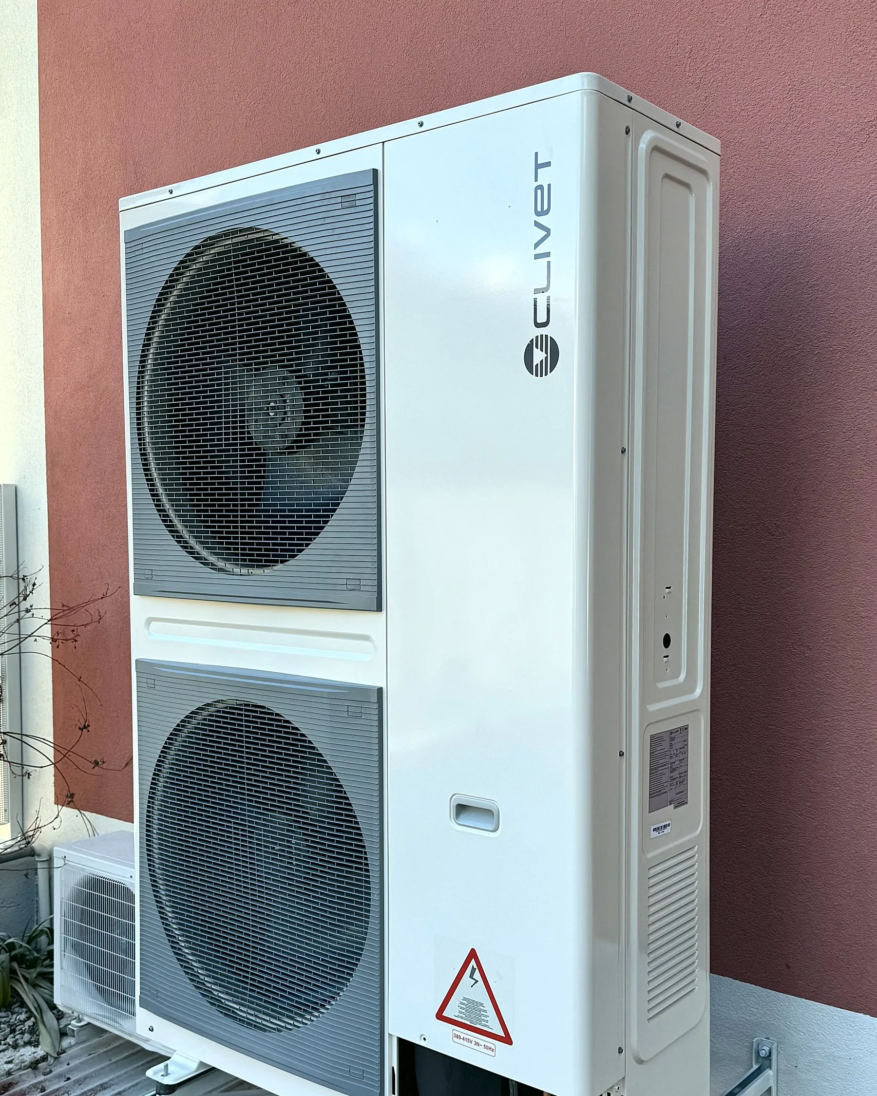 Unità esterna VRF Clivet su apposita struttura di staffaggio antisismico, progettata per garantire stabilità, sicurezza e affidabilità nel tempo.