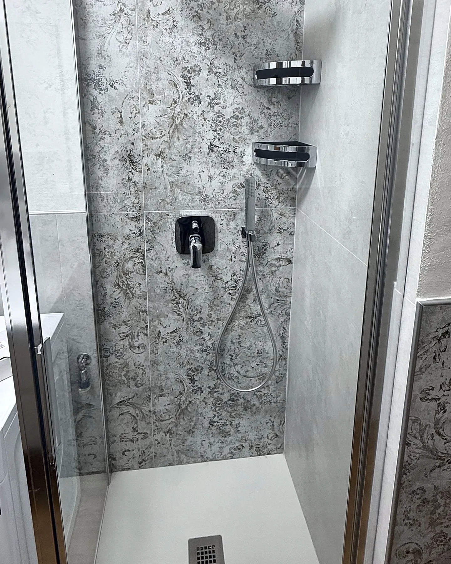 Zona doccia dal design moderno ed elegante, con piatto a filo pavimento, box in vetro e rubinetteria a incasso. Una soluzione che unisce comfort, praticità e cura dei dettagli.